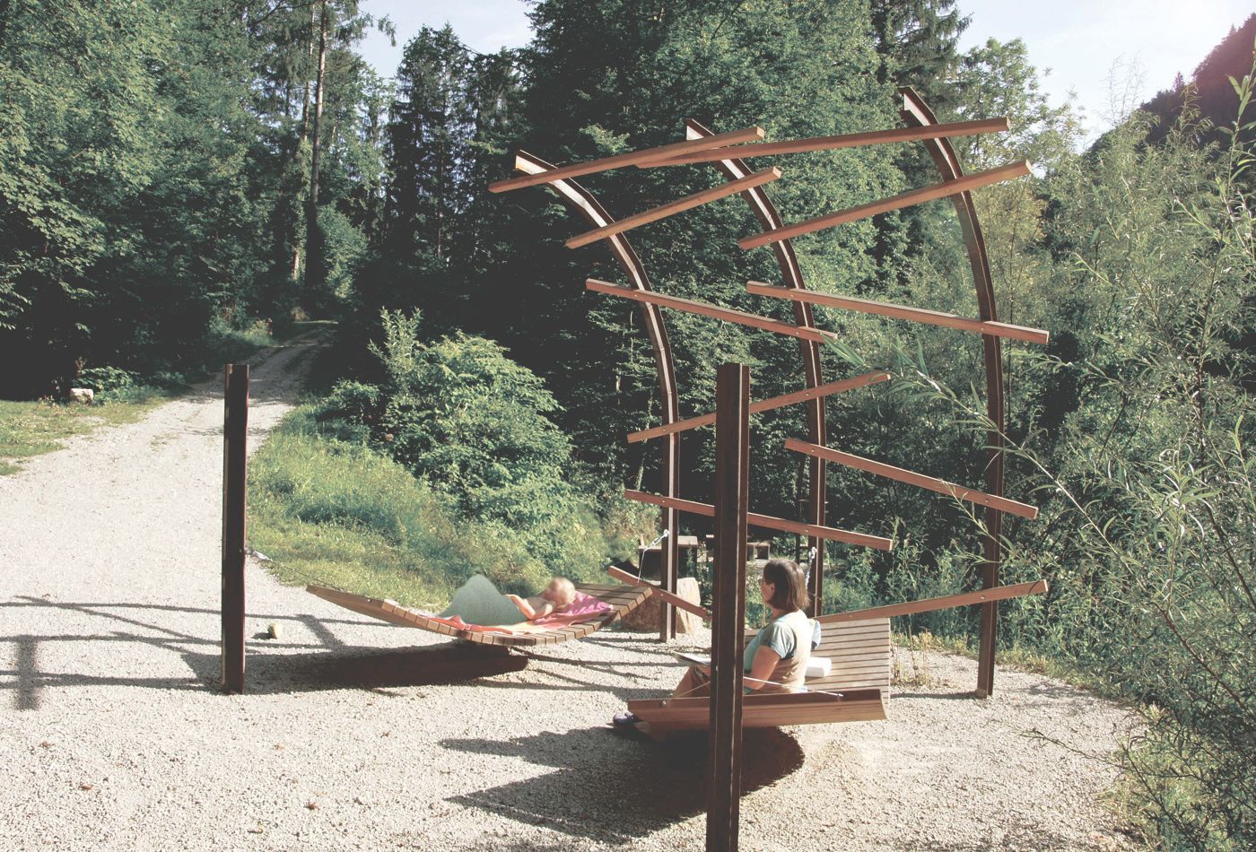 Hängematten und Skulptur aus Stahl und Holz an einem Waldweg