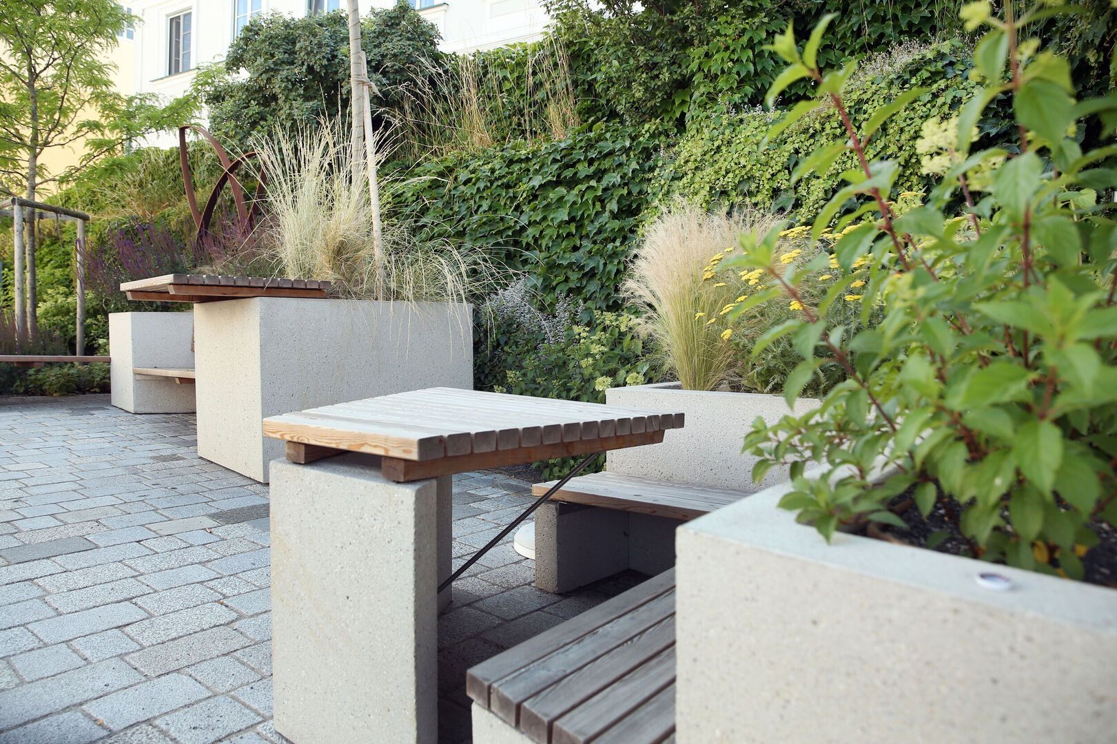 Moderne Pflanzbeete und Sitzgelegenheiten aus Beton